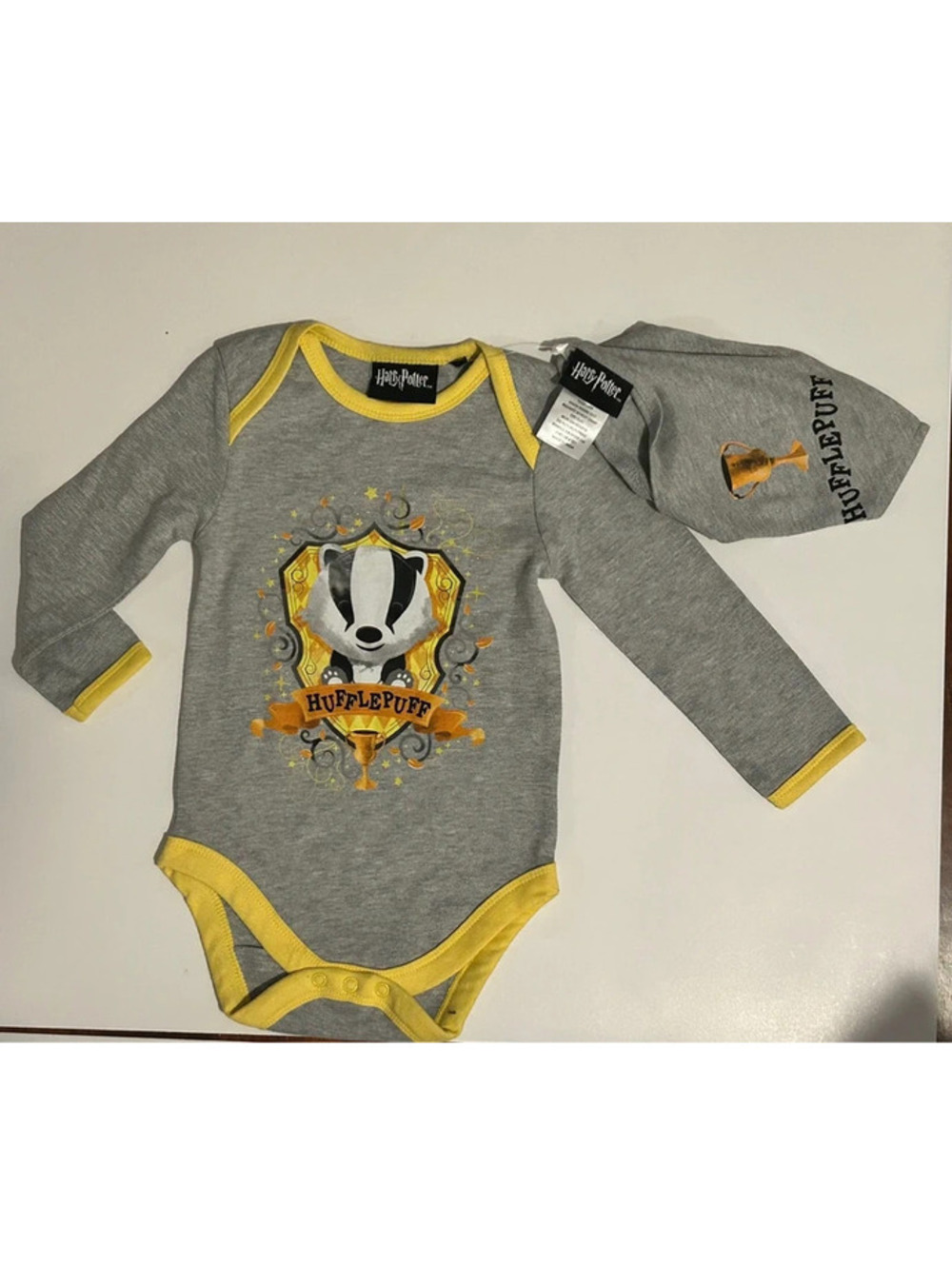 Harry Potter Hufflepuff Infant Bodysuit and Bib NWT 12-18mon